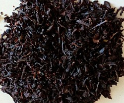 LAPSANG SOUCHONG: té negro de China. Las hojas se ahuman sobre fuego de ramas de pino.