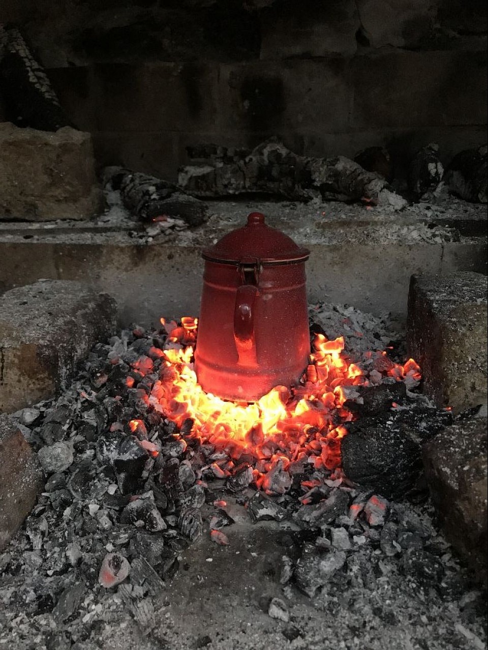 CAFE DE PUCHERO SOBRE LAS ASCUAS